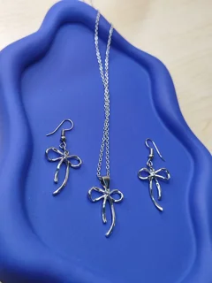 گردنبند و گوشواره پاپیون