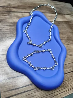 دستبند و گردنبند سیم خاردار